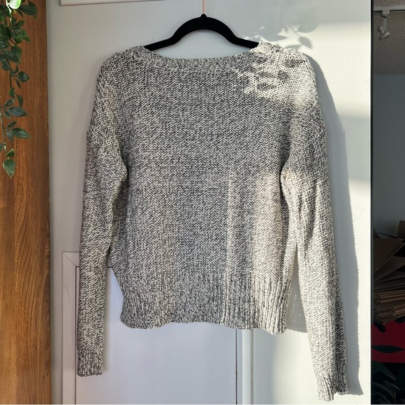Gorgeous knit slightly cropped salt and pepper sweater - Picture 4 of 5